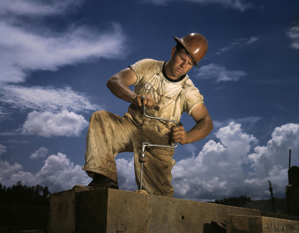 Carpenter_at_the_TVA's_Douglas_dam_on_the_French_Broad_River,_Tenn